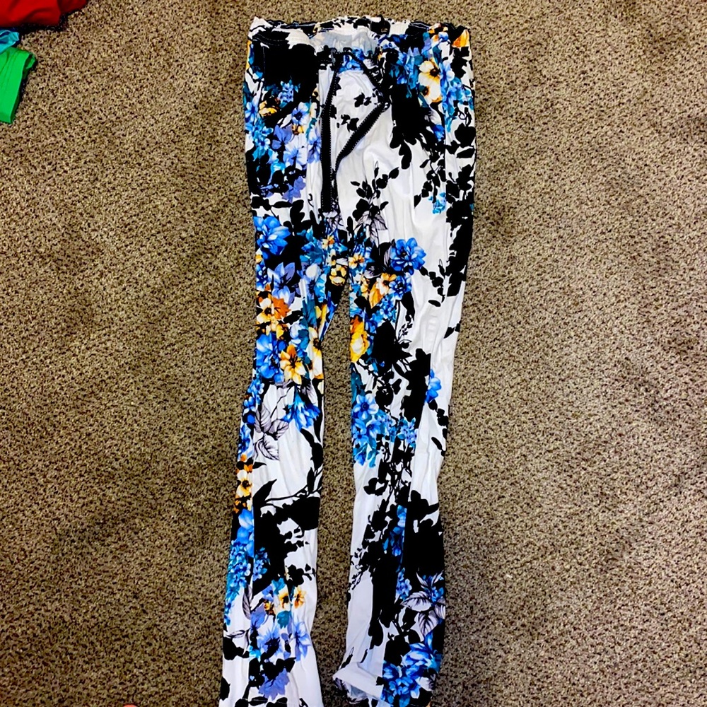 Size MEDIUM Jaanuu Floral Print Scrub Pants